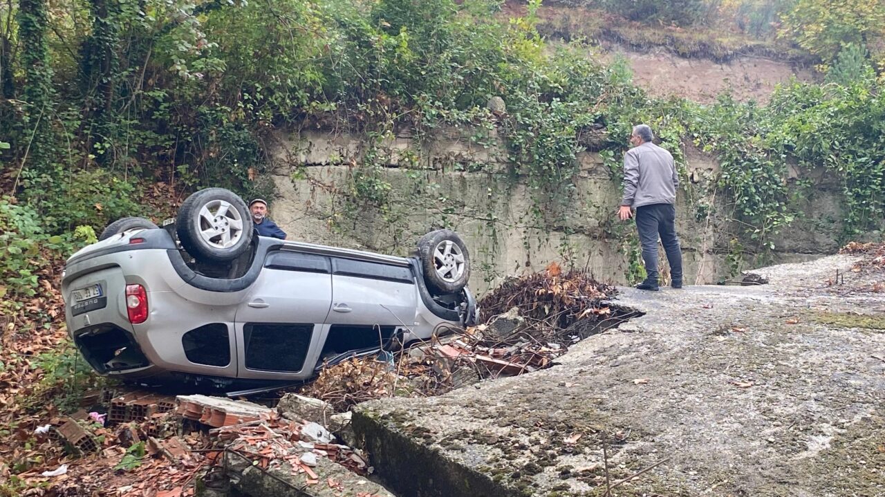Sinop'un Türkeli ilçesinde, otomobilin istinat duvarına çarpması sonucu sürücü yaralandı.