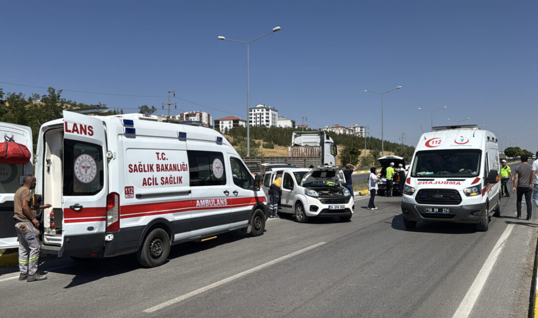 Sivas'ta otomobil ile hafif ticari aracın çarpışması sonucu 6 kişi