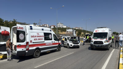 Sivas'ta otomobil ile hafif ticari aracın çarpışması sonucu 6 kişi