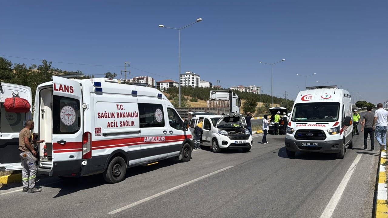 Sivas'ta otomobil ile hafif ticari aracın çarpışması sonucu 6 kişi