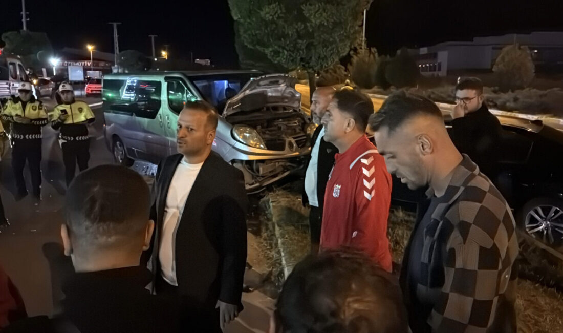 Sivas'ta otomobil ve minibüsün çarpıştığı kazada 3'ü Sivasspor'un altyapı futbolcusu