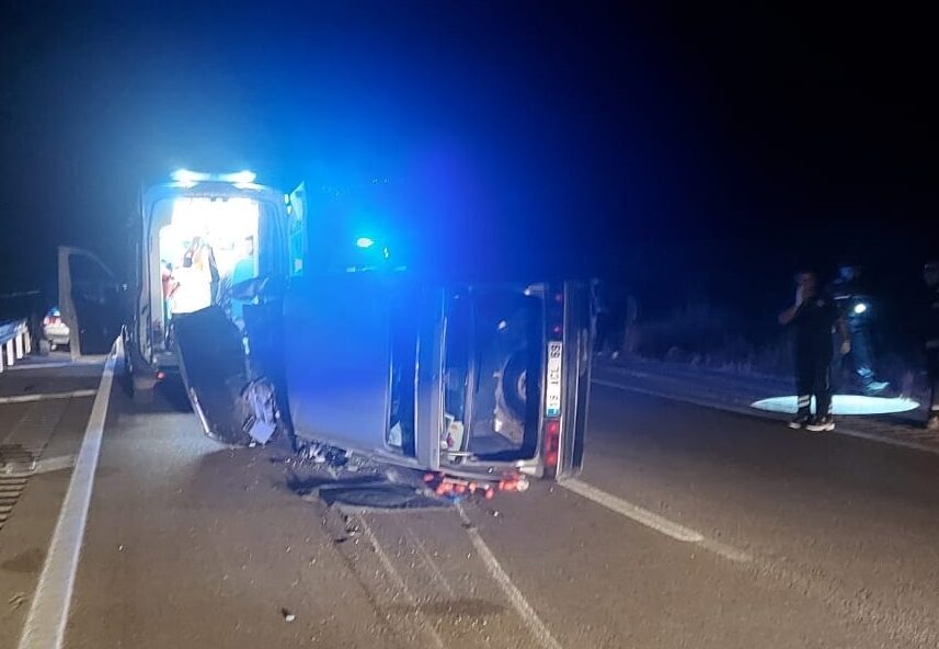 Sivas'ın Suşehri ilçesinde iki otomobil ve bir traktörün karıştığı zincirleme