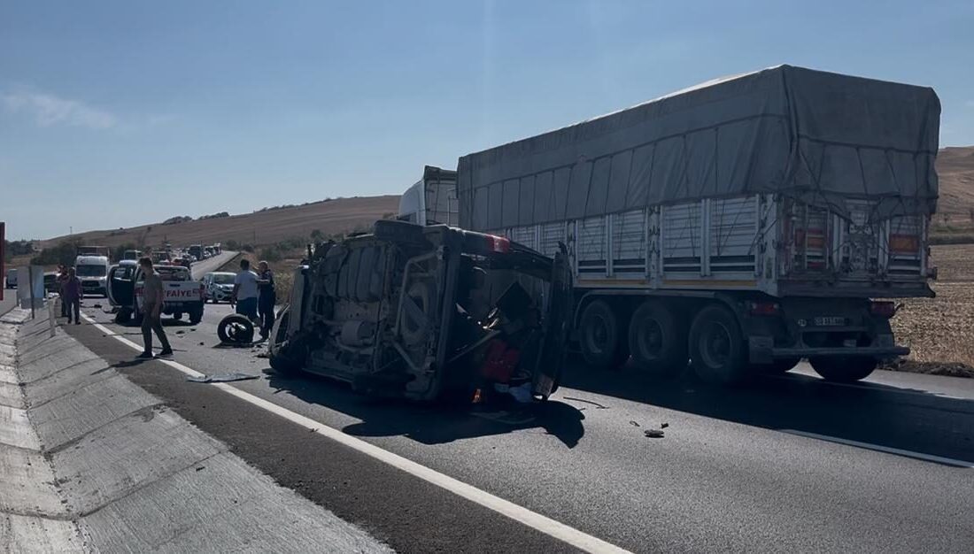 Tekirdağ'ın Çorlu ilçesinde 3 aracın karıştığı kazada 6 kişi yaralandı.