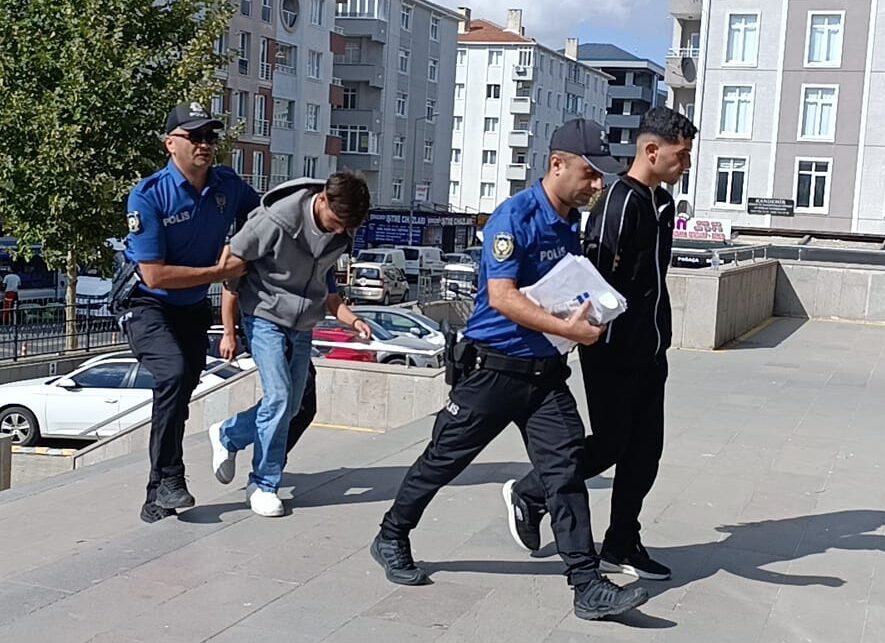 Tekirdağ'ın Çerkezköy ilçesinde bir kişiyi bıçakla yaraladığı iddia edilen 2