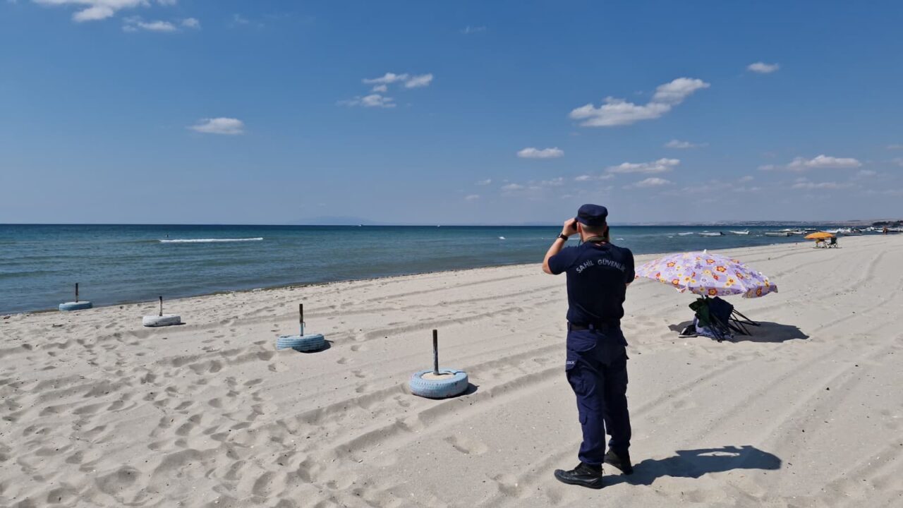 Tekirdağ'ın Marmaraereğlisi ilçesinde denize girdikten sonra kaybolan kadını arama çalışması