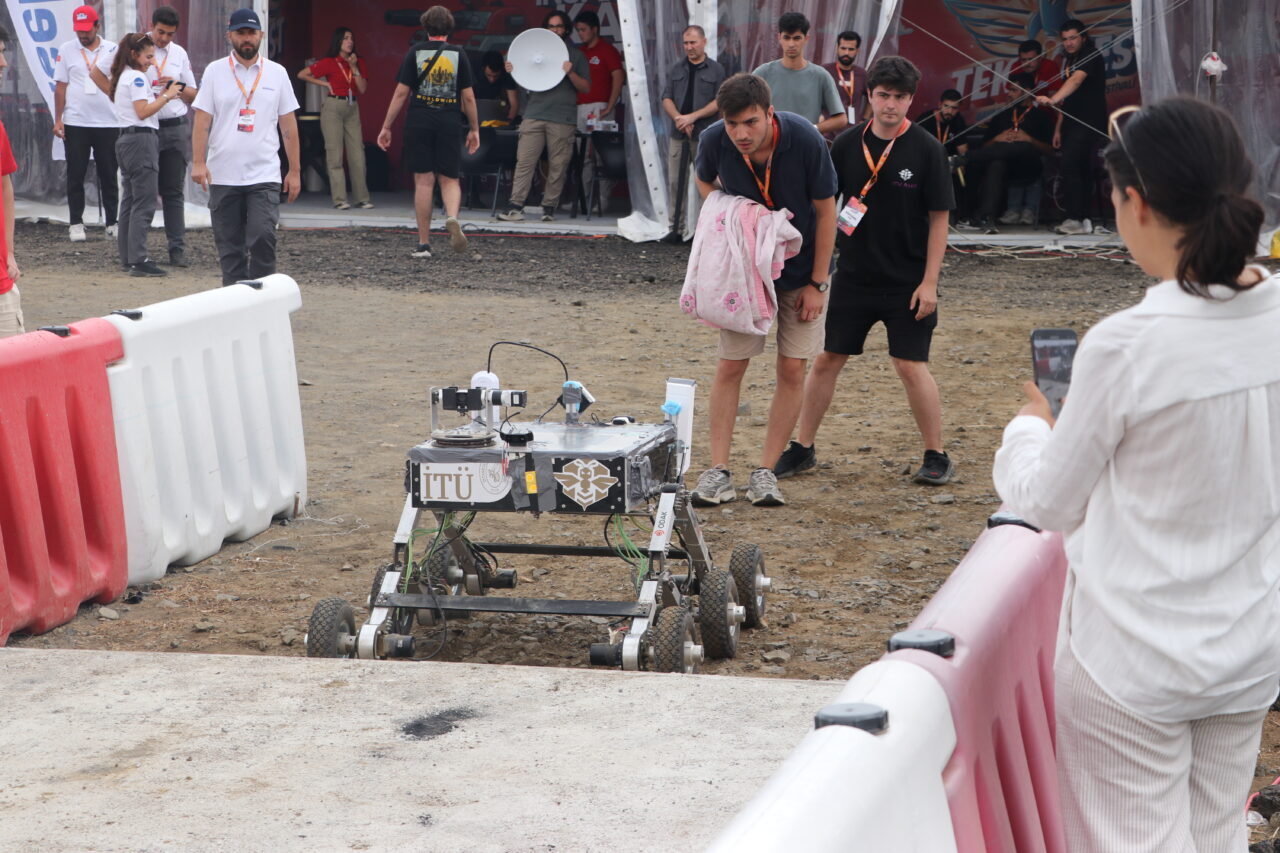  Tekirdağ'da yapılan TEKNOFEST İnsansız Kara Aracı (İKA) Yarışması tamamlandı.