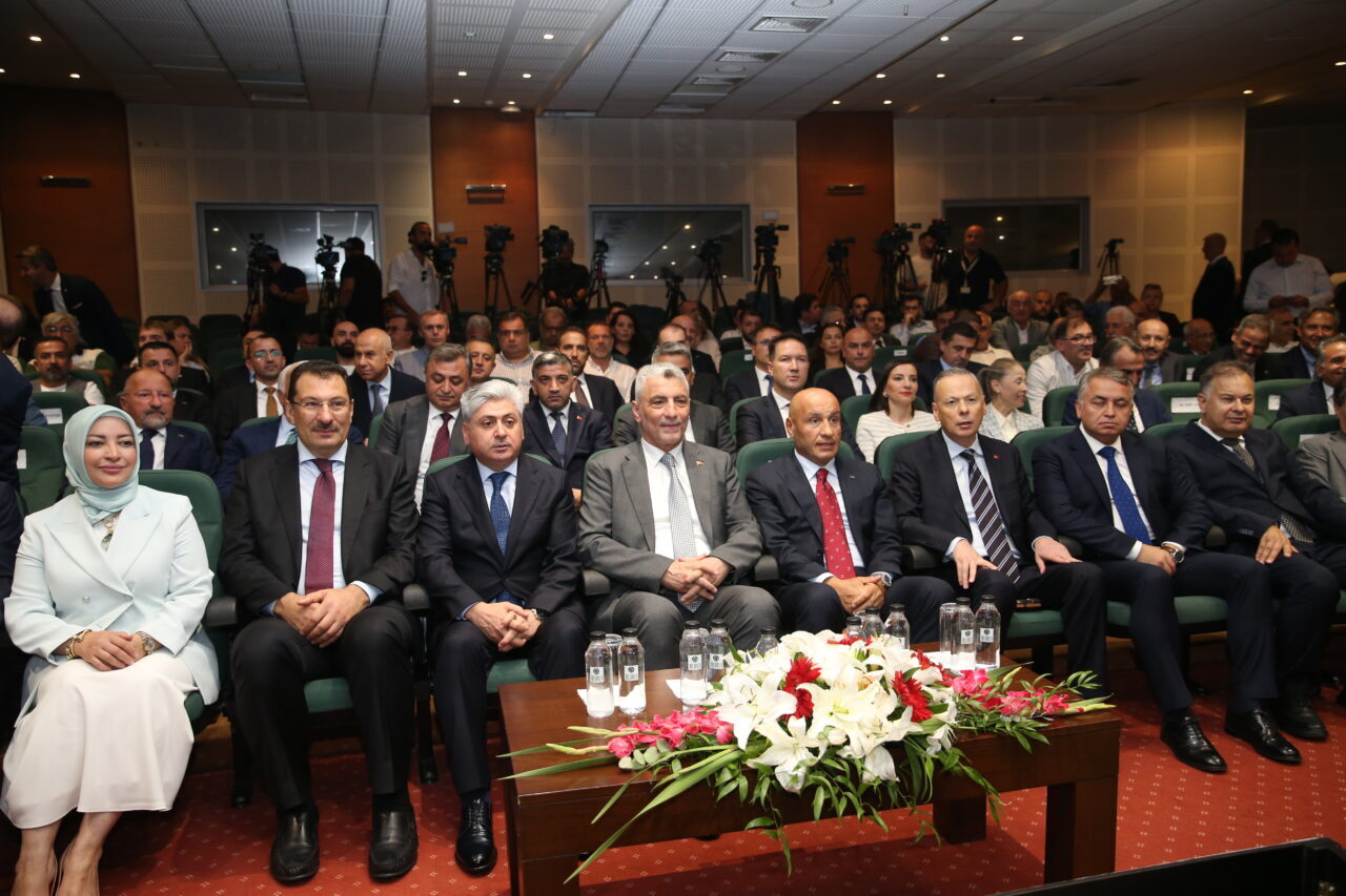 Ticaret Bakanı Ömer Bolat, "Ağustos ayında mal ihracatımız 21 milyar