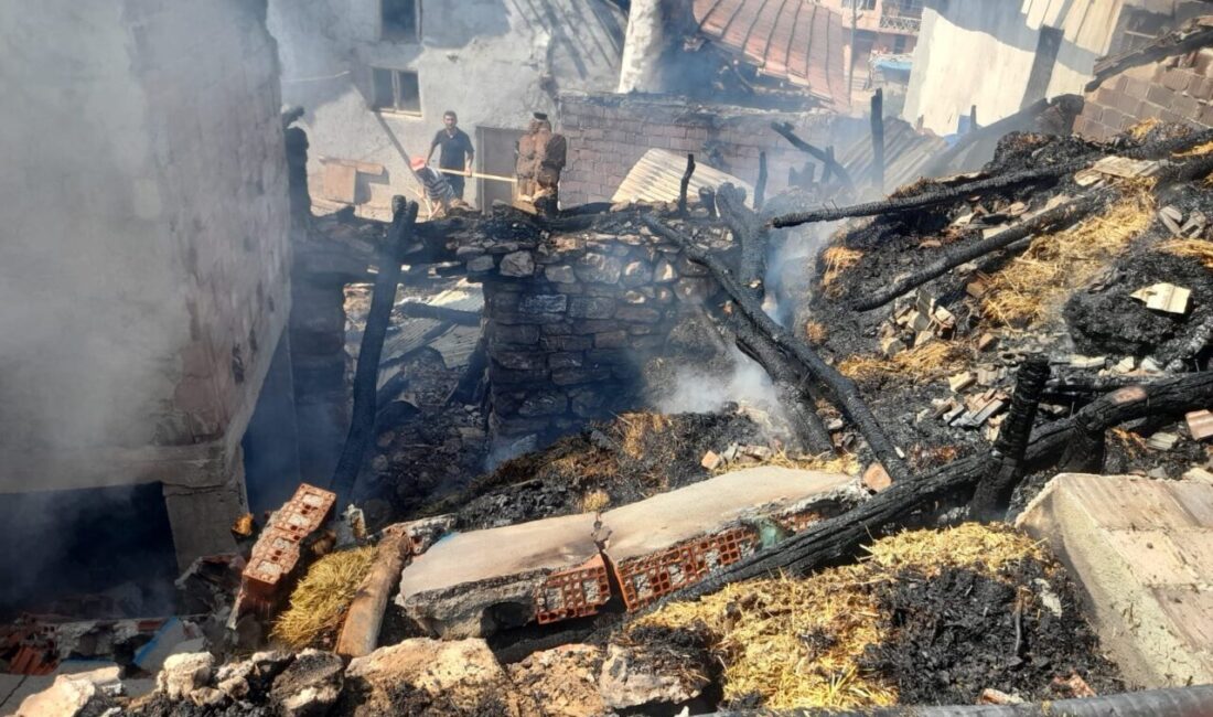 Tokat'ın Zile ilçesinde çıkan yangında ev ve samanlık kullanılamaz hale