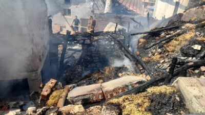 Tokat'ın Zile ilçesinde çıkan yangında ev ve samanlık kullanılamaz hale