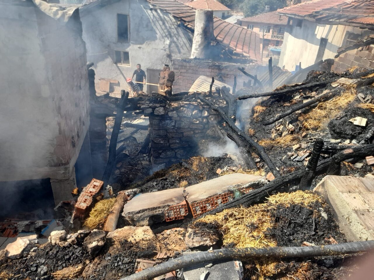 Tokat'ın Zile ilçesinde çıkan yangında ev ve samanlık kullanılamaz hale