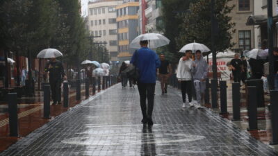  Trabzon'un Ortahisar ilçesinde sağanak hayatı olumsuz etkiledi.