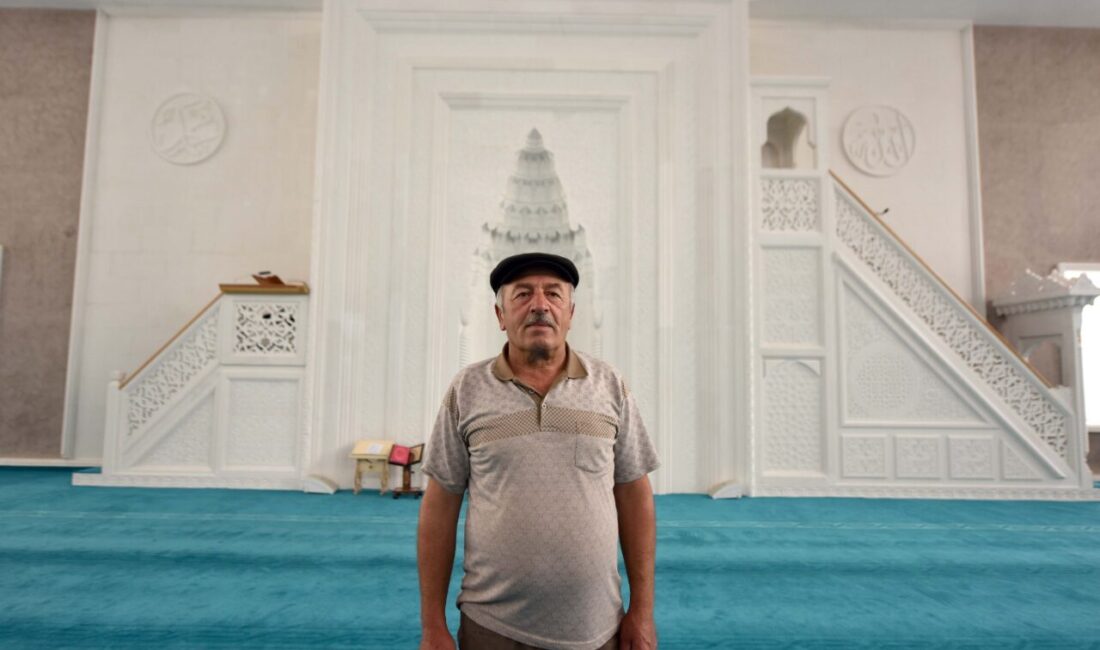 Trabzonlu taş oyma ustası Hayri Dertlioğlu, Türkiye'de "yılın ahisi" seçildi.