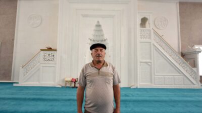 Trabzonlu taş oyma ustası Hayri Dertlioğlu, Türkiye'de "yılın ahisi" seçildi.