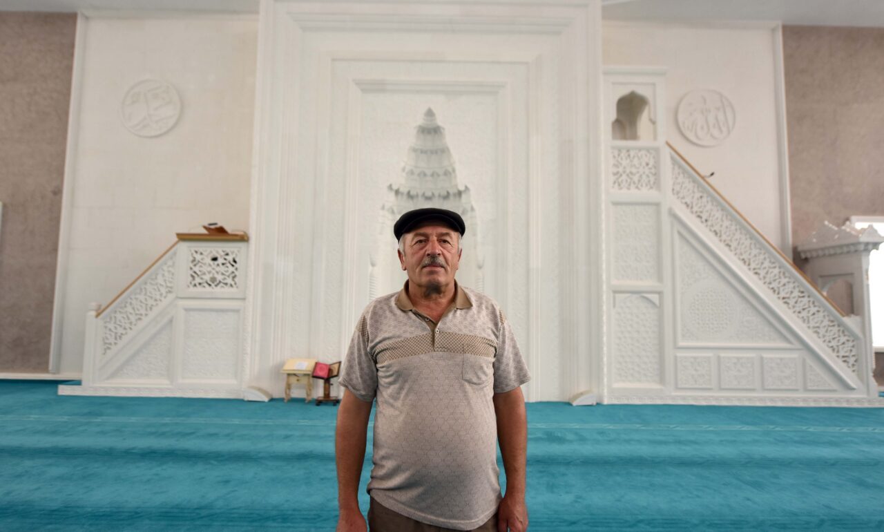 Trabzonlu taş oyma ustası Hayri Dertlioğlu, Türkiye'de "yılın ahisi" seçildi.