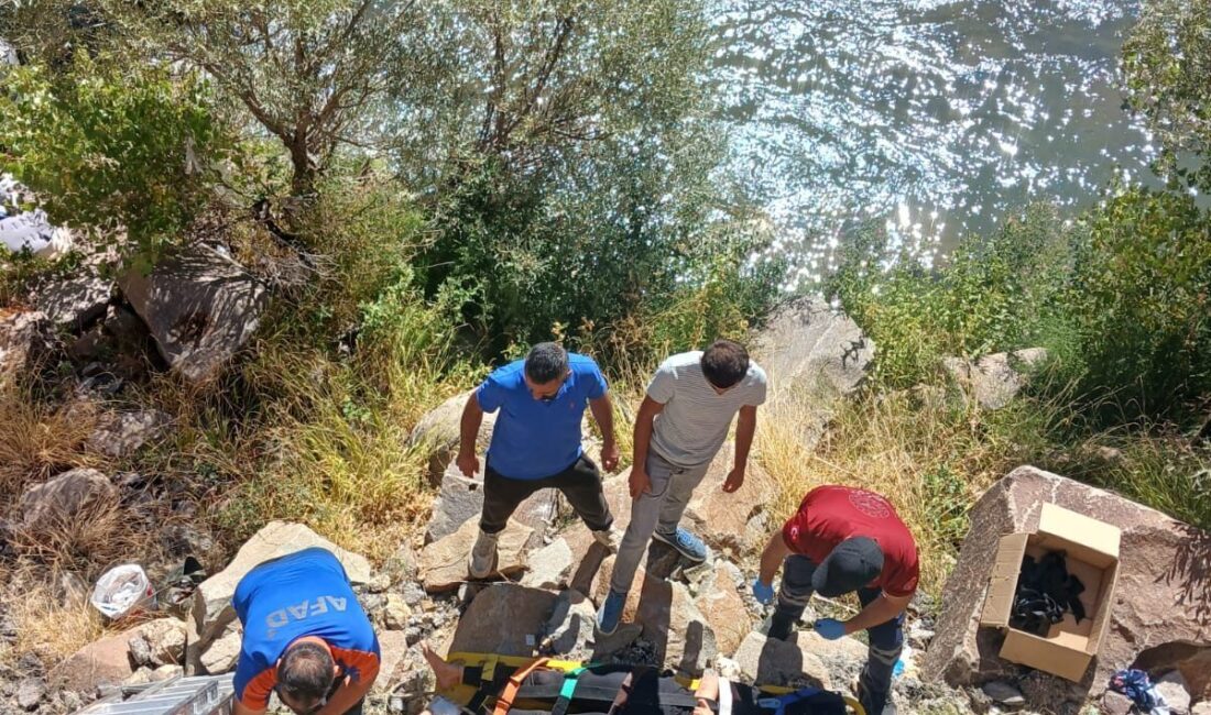 Tunceli'nin Pülümür ilçesinde otomobilin şarampole devrilmesi sonucu 3 kişi yaralandı.