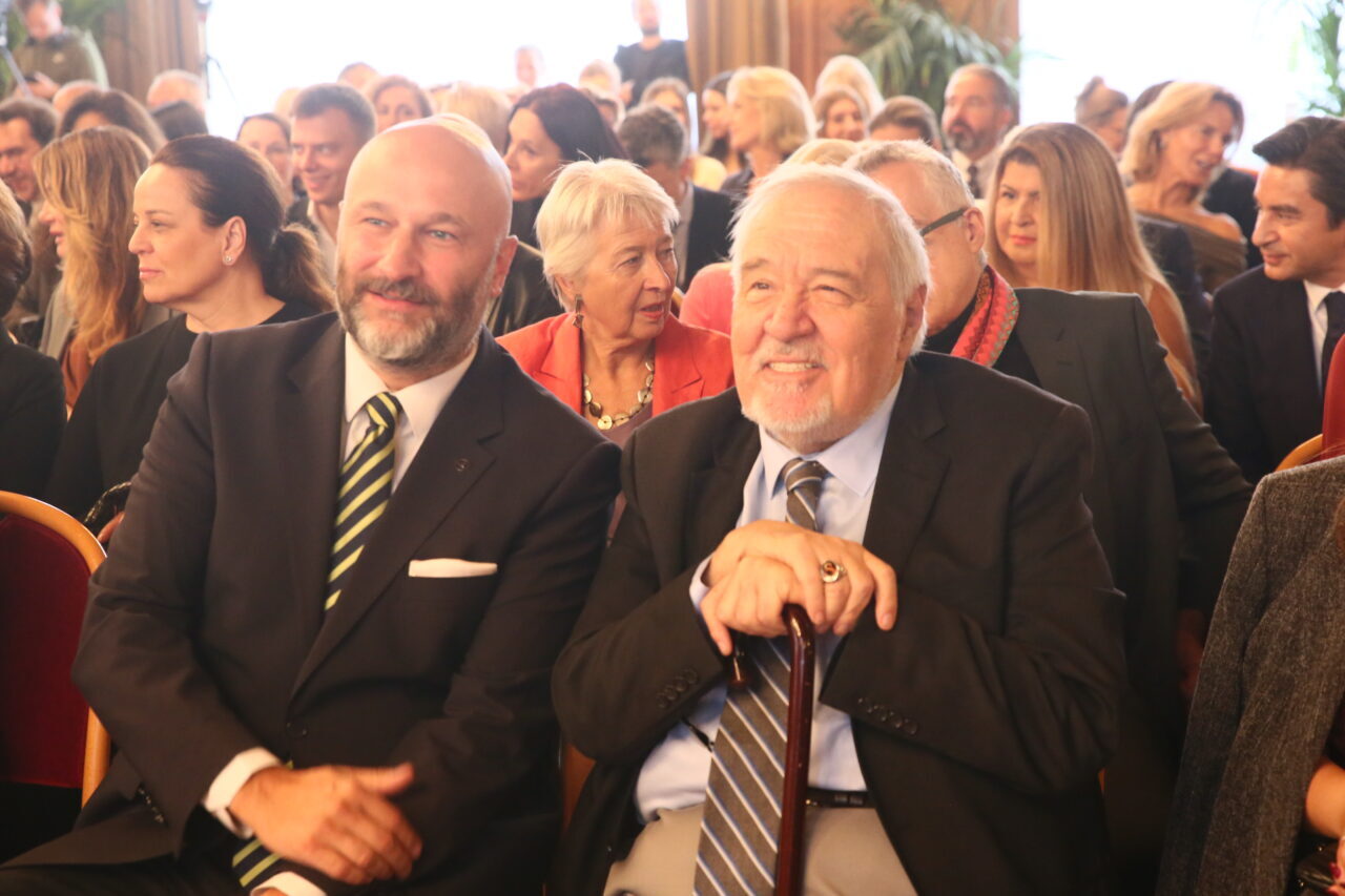 Avusturya'da ünlü Türk moda tasarımcısı Atıl Kutoğlu, Viyana eyaletine hizmetlerinden