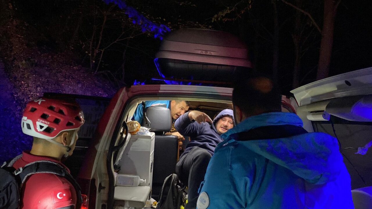 Bursa'daki Uludağ'dan yürüyerek inmeye çalışırken mahsur kalan kişi, ekiplerce kurtarıldı.