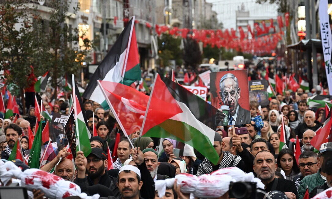 Ümraniye Belediyesi tarafından sivil toplum kuruluşlarının destekleriyle Gazze için yürüyüş