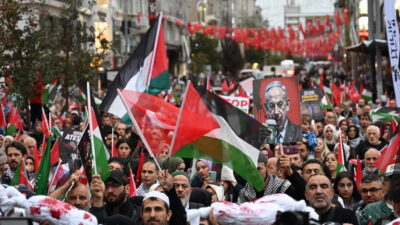 Ümraniye Belediyesi tarafından sivil toplum kuruluşlarının destekleriyle Gazze için yürüyüş