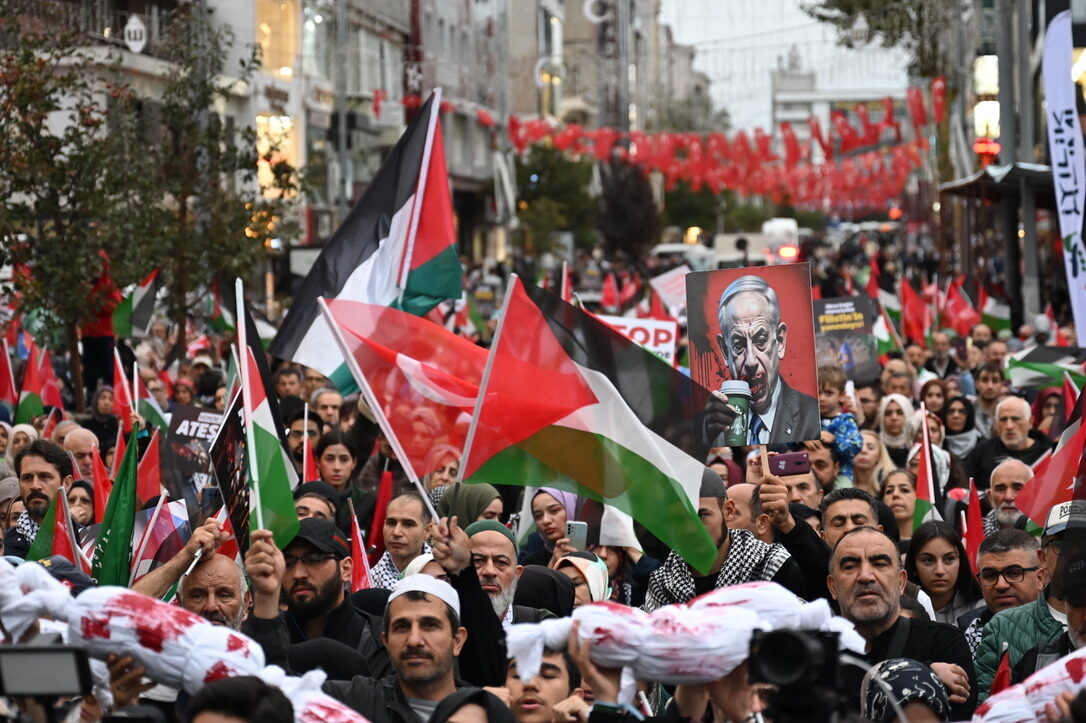 Ümraniye Belediyesi tarafından sivil toplum kuruluşlarının destekleriyle Gazze için yürüyüş