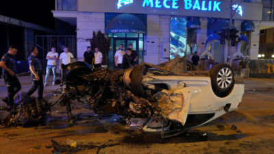 İstanbul'un ilçesi Ümraniye'de İETT otobüsü ile otomobilin çarpışması sonucu 1'i