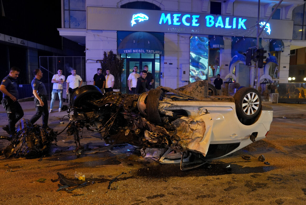 İstanbul'un ilçesi Ümraniye'de İETT otobüsü ile otomobilin çarpışması sonucu 1'i