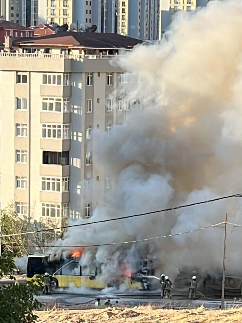 İstanbul  Ümraniye'de yolcuların bulunduğu İETT otobüsü, seyir halindeyken yanarak kullanılamaz