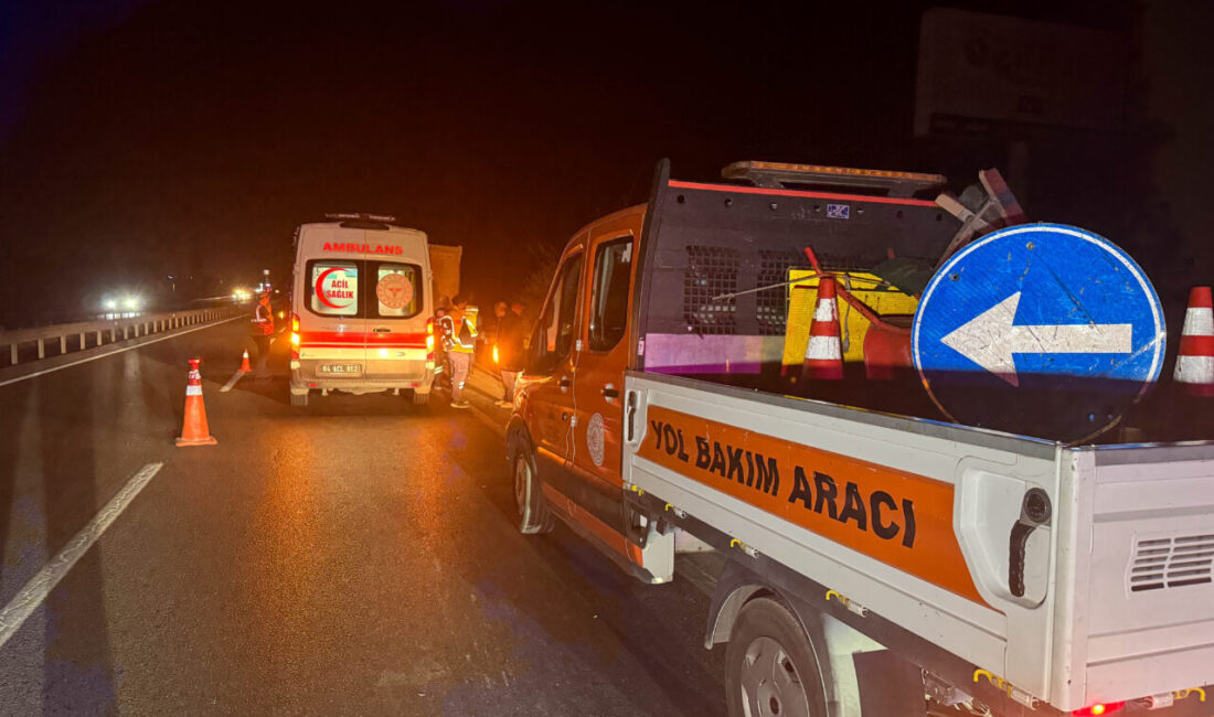 Uşak'ta lastiği patladığı için yol kenarında duran kamyona arkadan çarpan