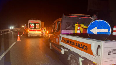 Uşak'ta lastiği patladığı için yol kenarında duran kamyona arkadan çarpan