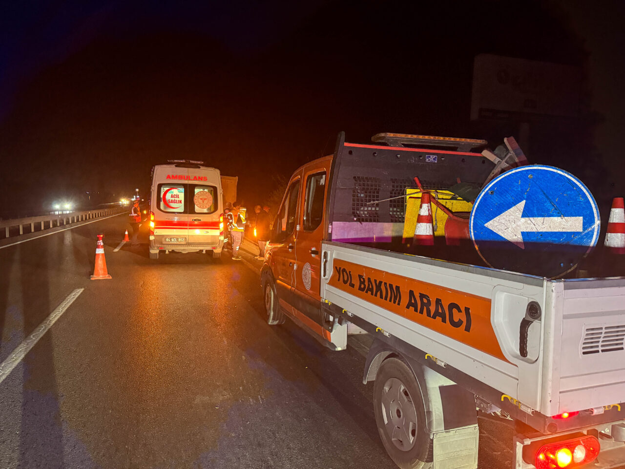 Uşak'ta lastiği patladığı için yol kenarında duran kamyona arkadan çarpan