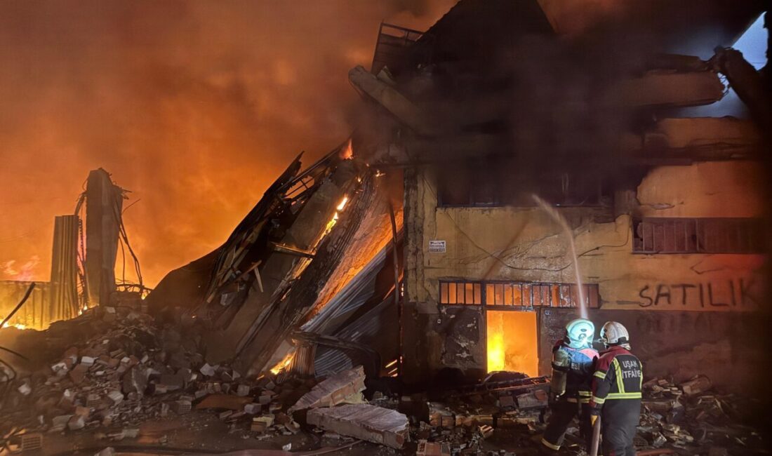 Uşak'ta tekstil fabrikası ve deposunda çıkan yangına müdahale edildi.