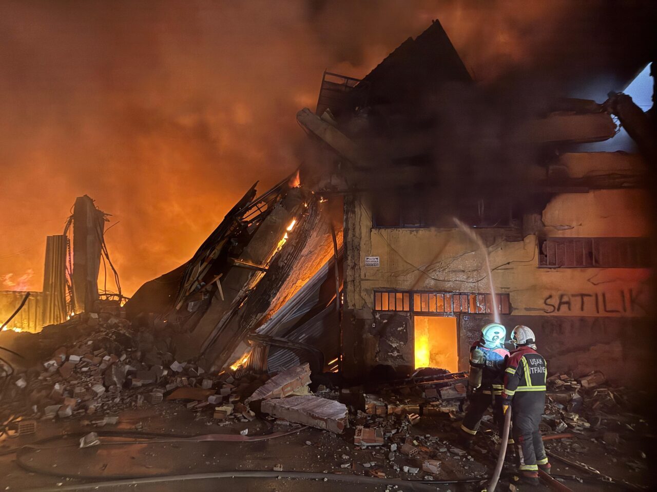 Uşak'ta tekstil fabrikası ve deposunda çıkan yangına müdahale edildi.