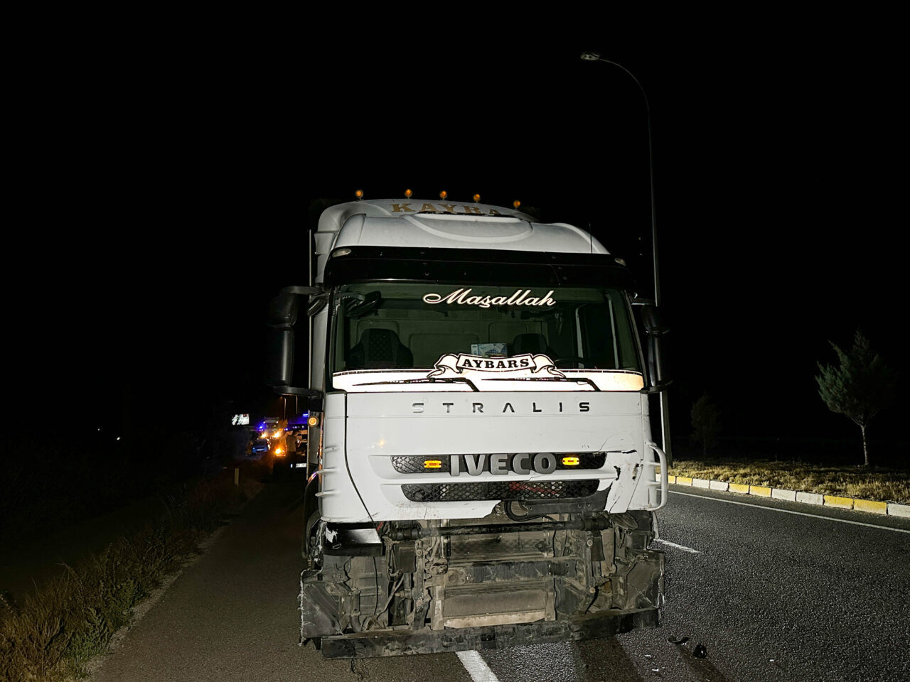 Uşak'ta tırla çarpışan otomobildeki 1 kişi öldü, 1 kişi ağır