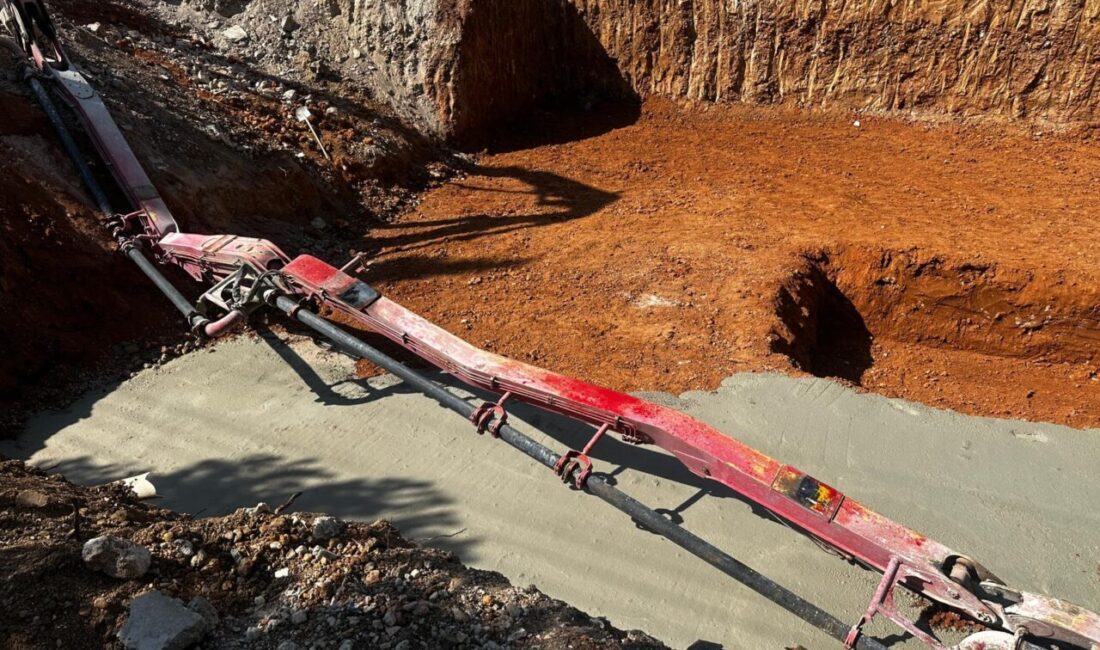 Uşak'ta bir inşaatın temeline beton döken pompanın kırılmasıyla, düşen parçasının