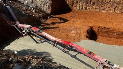 Uşak'ta bir inşaatın temeline beton döken pompanın kırılmasıyla, düşen parçasının