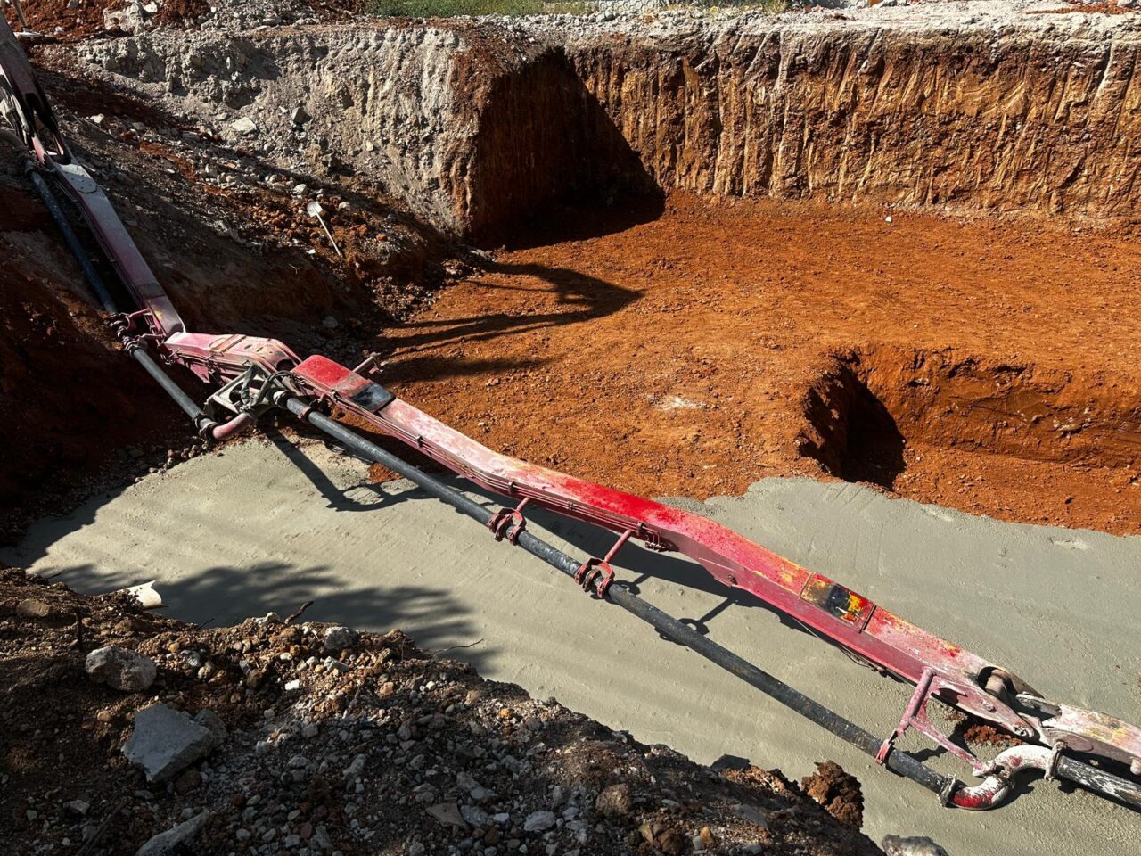 Uşak'ta bir inşaatın temeline beton döken pompanın kırılmasıyla, düşen parçasının