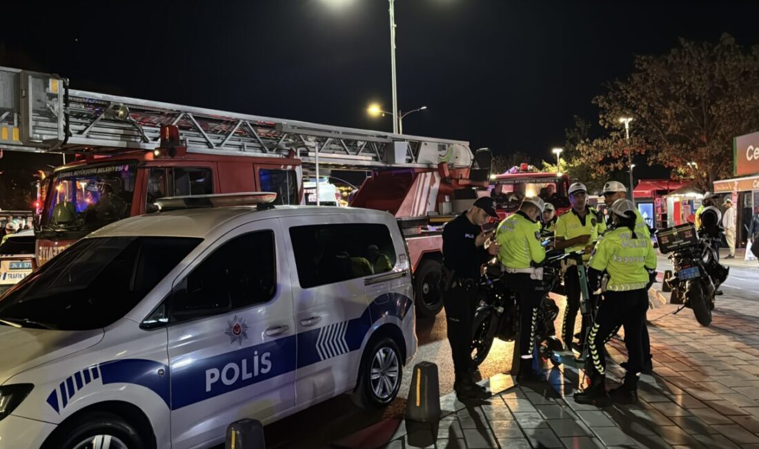  İstanbul Üsküdar'da, sefer yapan yolcu vapuru ile yük gemisinin çarpışması