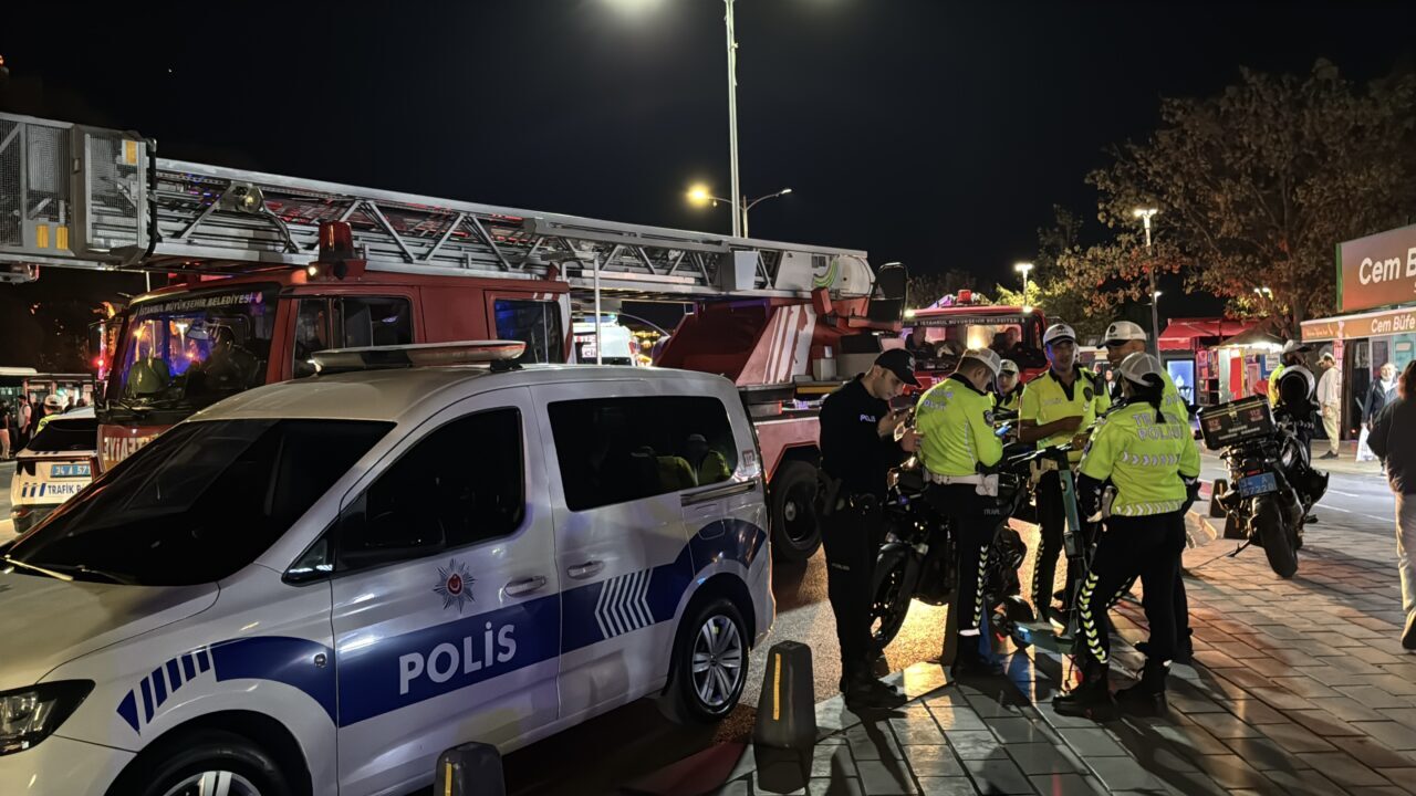  İstanbul Üsküdar'da, sefer yapan yolcu vapuru ile yük gemisinin çarpışması