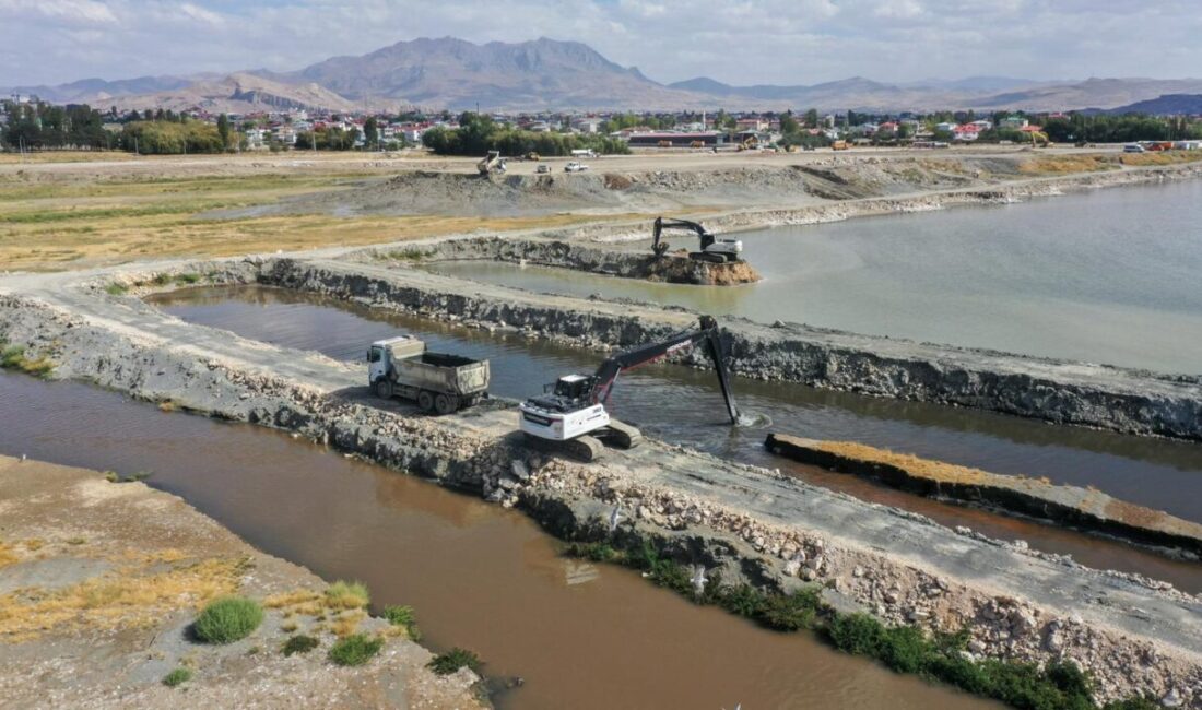 Van Büyükşehir Belediyesince başlatılan çalışmalarda, Van Gölü'nün zemininden 1 milyon