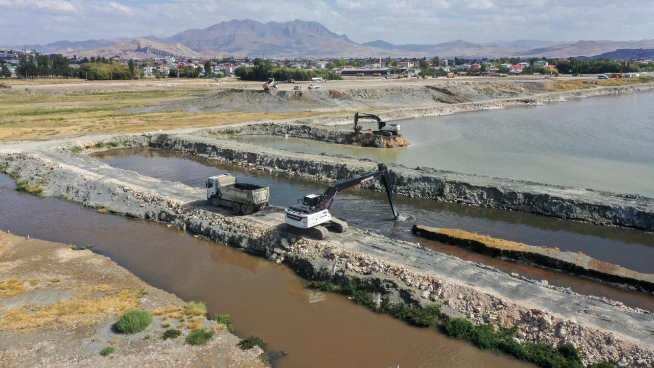 Van Büyükşehir Belediyesince başlatılan çalışmalarda, Van Gölü'nün zemininden 1 milyon