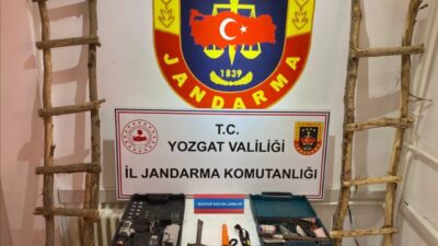  Yozgat'ın Şefaatli ilçesinde izinsiz kazı yapan 4 zanlı gözaltına alındı.