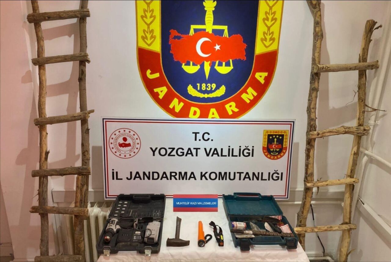  Yozgat'ın Şefaatli ilçesinde izinsiz kazı yapan 4 zanlı gözaltına alındı.
