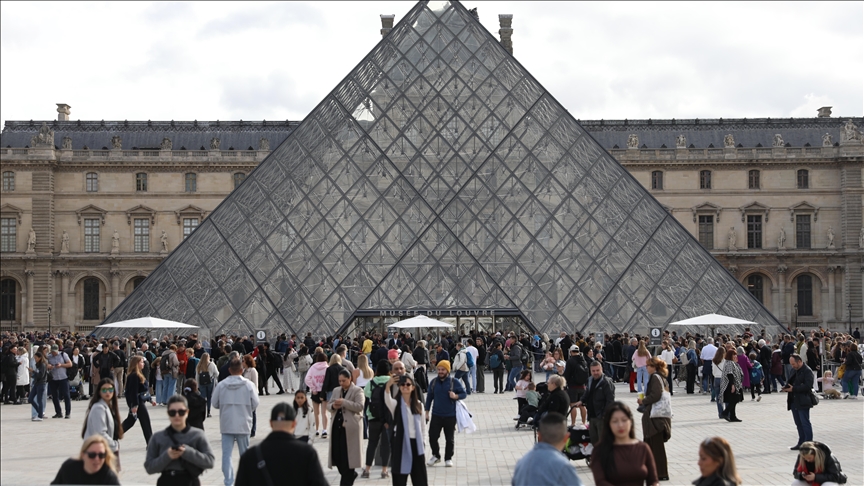 Fransa’da 19 Ekim’de dünyaca ünlü Louvre Müzesi'nden tarihi eserlerin çalındığı