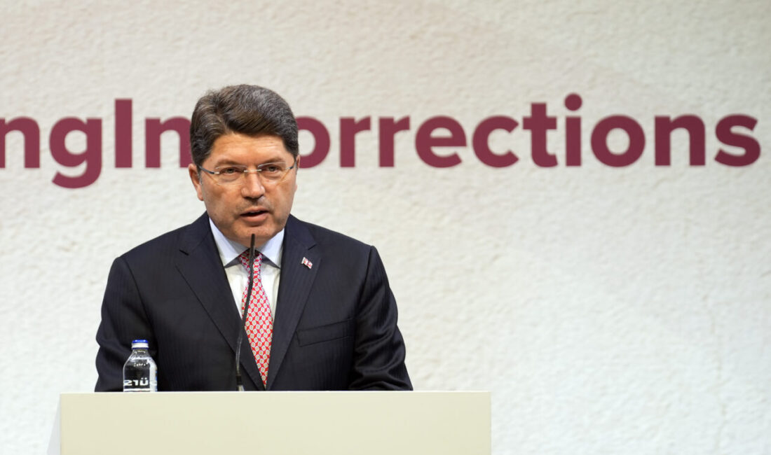 Adalet Bakanı Yılmaz Tunç, yolsuzluk soruşturması kapsamında tutuklanmasının ardından İstanbul