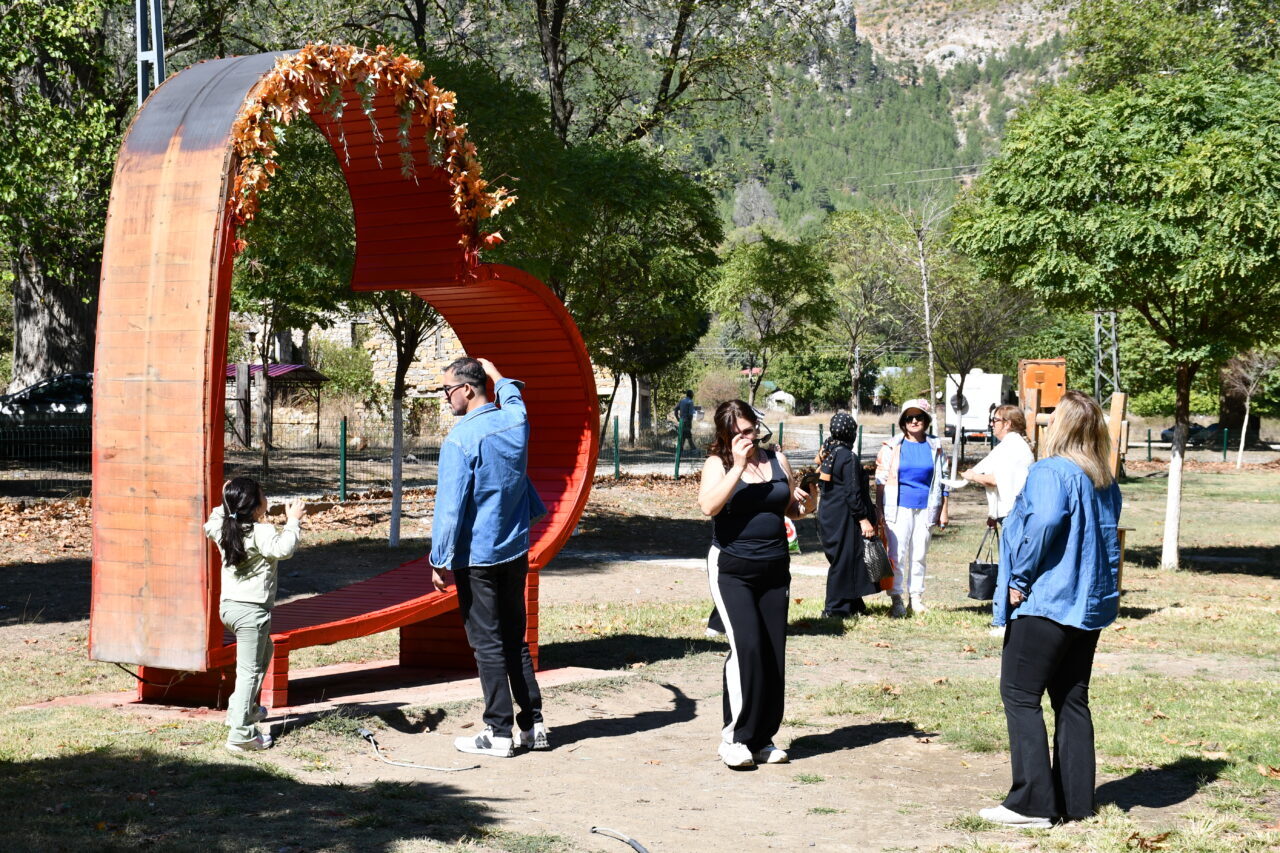 Adana'da, bu yıl "Kuşaktan Kuşağa" temasıyla organize edilen 9. Uluslararası