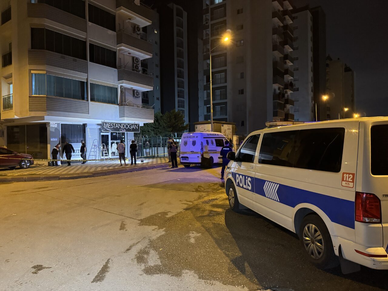  Adana'nın merkez Seyhan ilçesinde bir iş yerine el yapımı patlayıcı