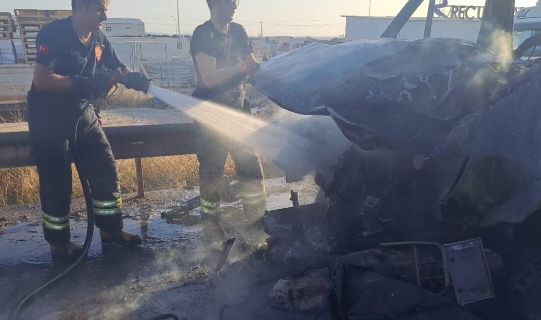 Adana'nın merkez Sarıçam ilçesinde işçi servisinin çarptığı motosikletin sürücüsü yaşamını