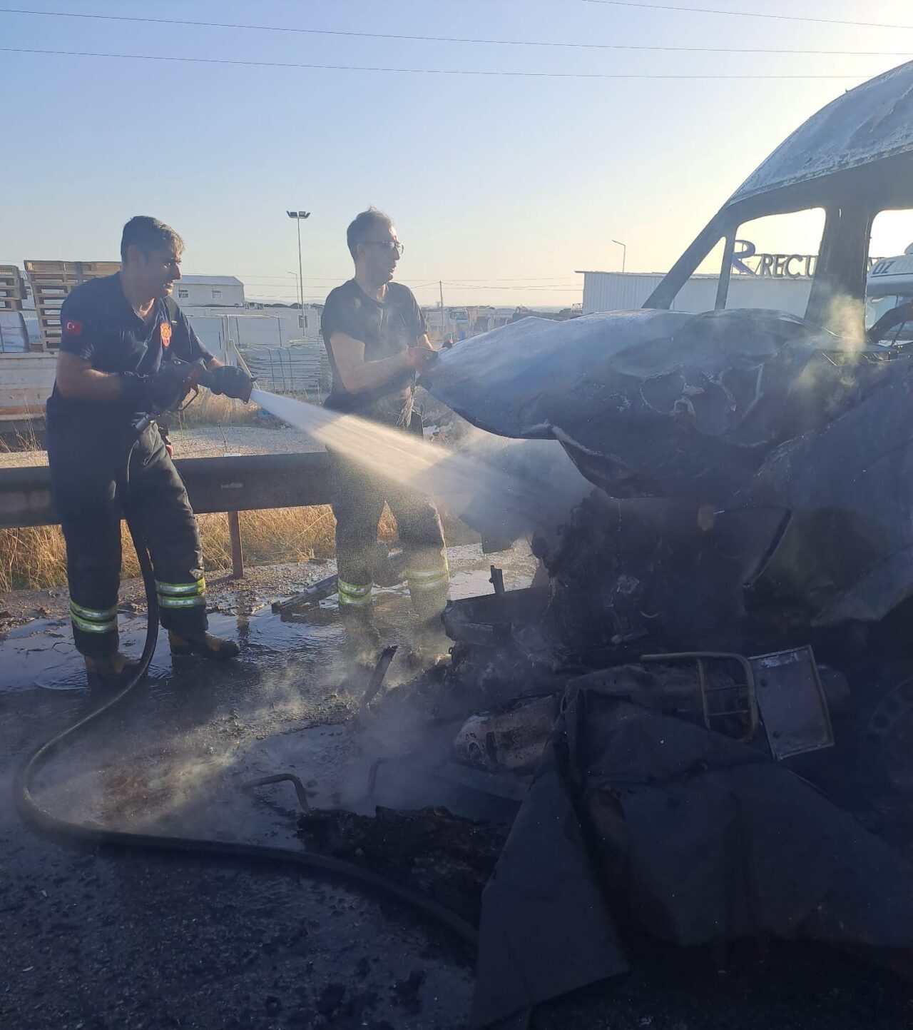 Adana'nın merkez Sarıçam ilçesinde işçi servisinin çarptığı motosikletin sürücüsü yaşamını