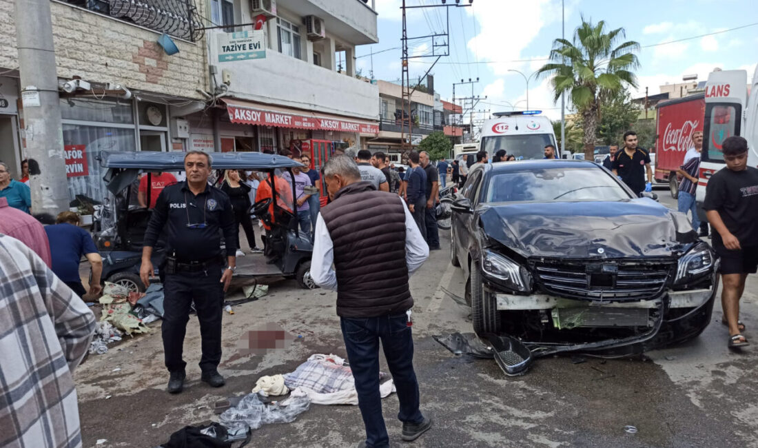 Adana'nın Seyhan ilçesinde, otomobille çarpışan elektrikli golf aracındaki 3 kişi