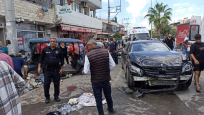 Adana'nın Seyhan ilçesinde, otomobille çarpışan elektrikli golf aracındaki 3 kişi